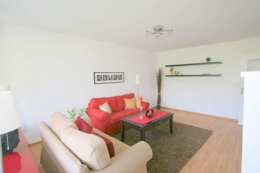 ** MODERNISIERTE 3 Zimmer Wohnung MIT GROßEM ESSPLATZ, BALKON UND NEUEM DUSCHBAD**