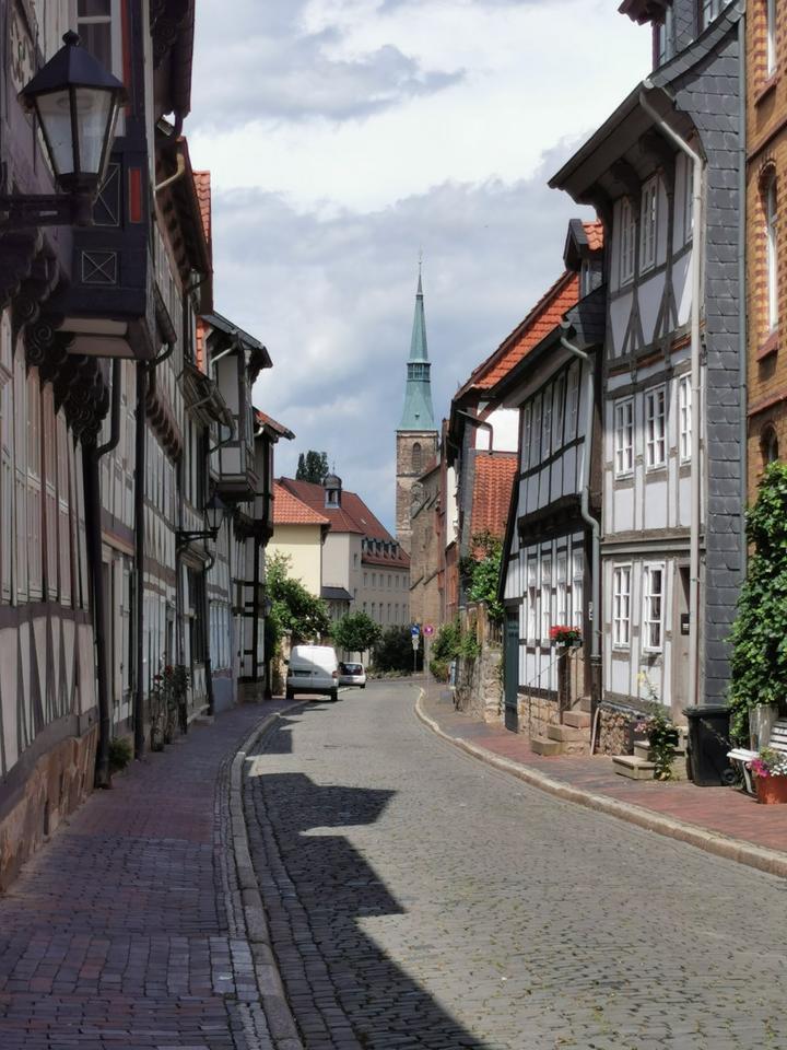 gegenüber St. Bernward - neues Bad - Laminat - Keller - Garten
