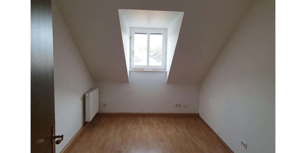 Dachgeschoßwohnung Osterhofen - 4 Zimmer, 111 m&sup2;, 800&euro; | Angebot:25722576
