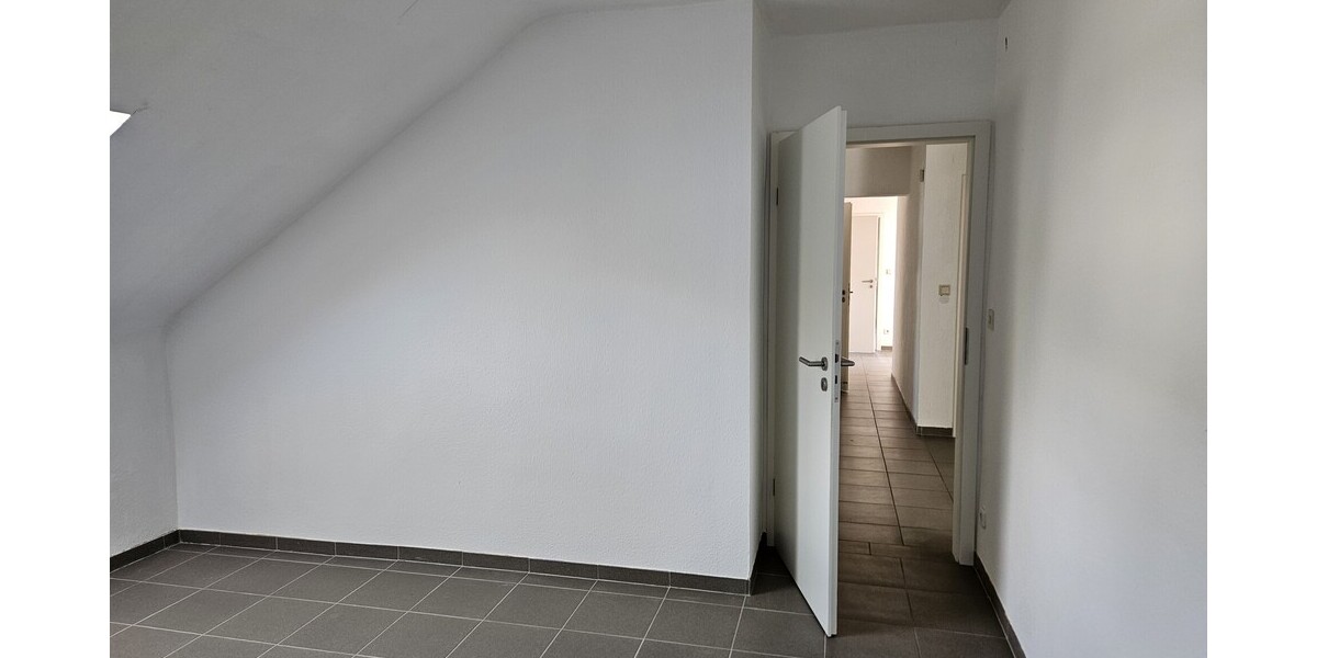 Moderne Dachgeschosswohnung in ruhiger Lage 4 zimmer