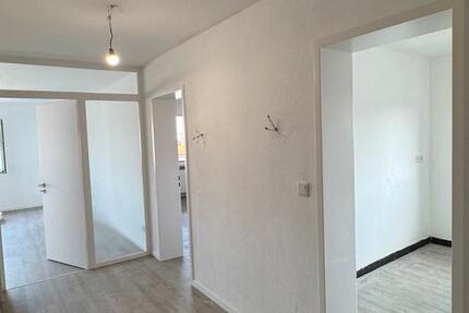 Sanierte 2 Zimmer Wohnung mit Einbauküche und Garage