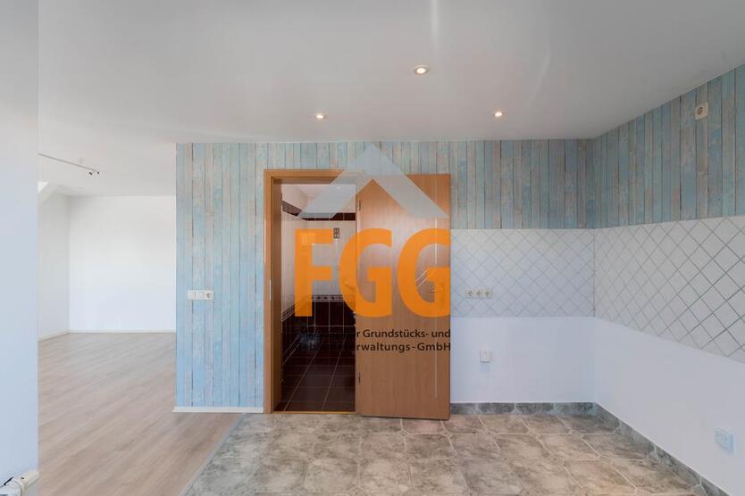 Große 4-R-Wohnung im Dachgeschoß zimmer