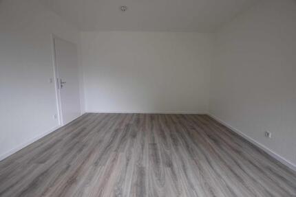 !!! Zum Einzug bereit! Renovierte 3-Raumwohnung mit Wanne und Balkon !!! zimmer