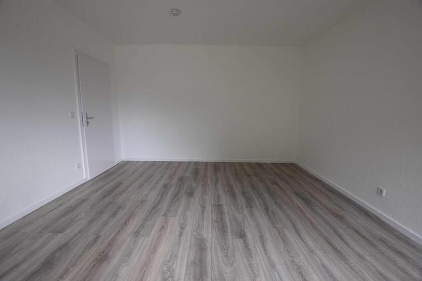 !!! Zum Einzug bereit! Renovierte 3-Raumwohnung mit Wanne und Balkon !!! zimmer