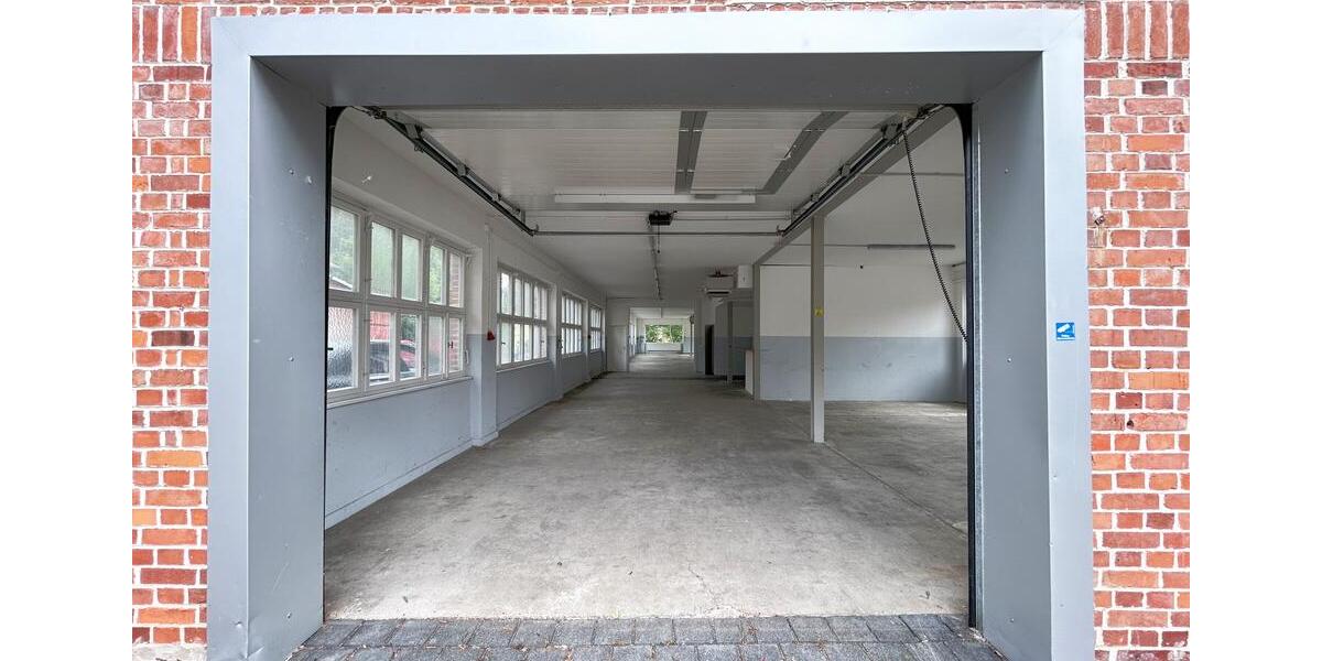 TOP-Gewerbehalle auf 752 m². Besonders hell. 3 Büros, Aufenthaltsraum, Toiletten. Stellplätze. zimmer