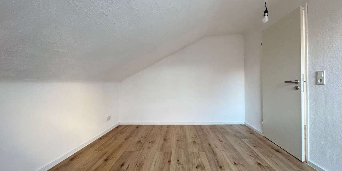 Sanierte 2-Zimmer-Dachgeschosswohnung mit neuem Bad in Ensheim - Dachgeschoßwohnung Saarbrücken-Halberg Halberg | Angebot:26764265