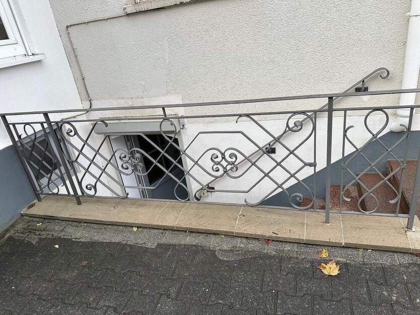Möblierte 1 - Zimmer - UntergeschossWohnung (KellerWohnung) mit Einbauküche und separatem Eingang