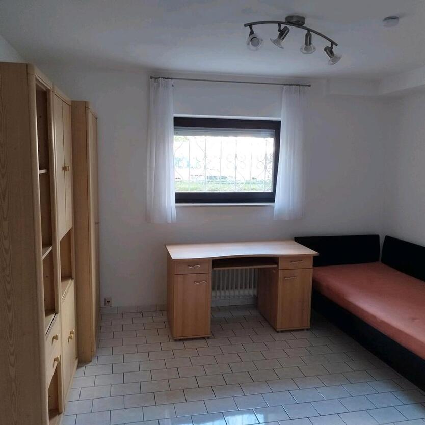 Zwei Zimmer 2 WG-Zimmer, Küche, Bad für Studenten