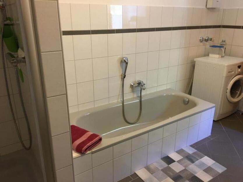 Schicke Wohnung gemütlich möbliert Balkon Stellplatz WLAN