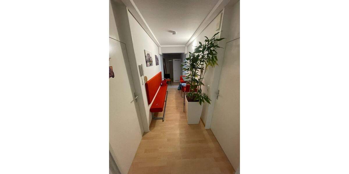 Zentral renoviertes Büro 1 - pendlerfreundlich, Balkon & Parkplätze zimmer