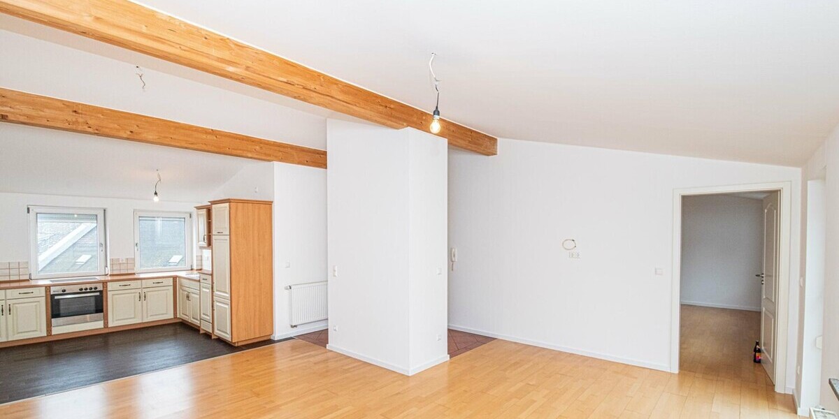 Vermietung: Helle Dachgeschosswohnung mit Balkon und Wohlfühlambiente - Dachgeschoßwohnung Cham | Angebot:24787865