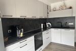 Schöne und neuwertige 2 12-Zimmer-Erdgeschoßwohnung mit EBK
