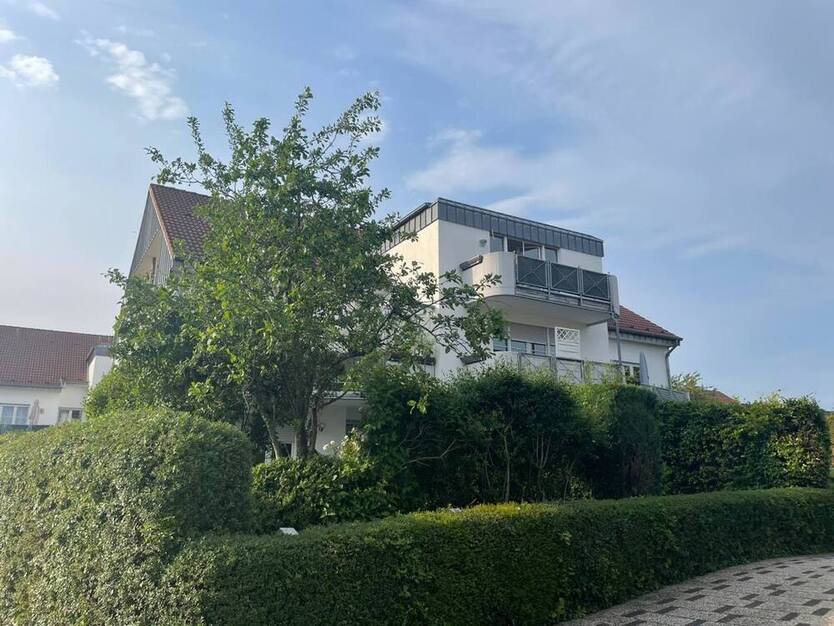 Gemütliche Dachgeschoßwohnung mit Balkon und Carport Stellplatz