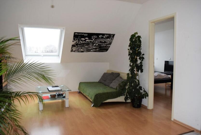 Helle Dachgeschoßwohnung mit großzügigem Schnitt und Tageslichtbad