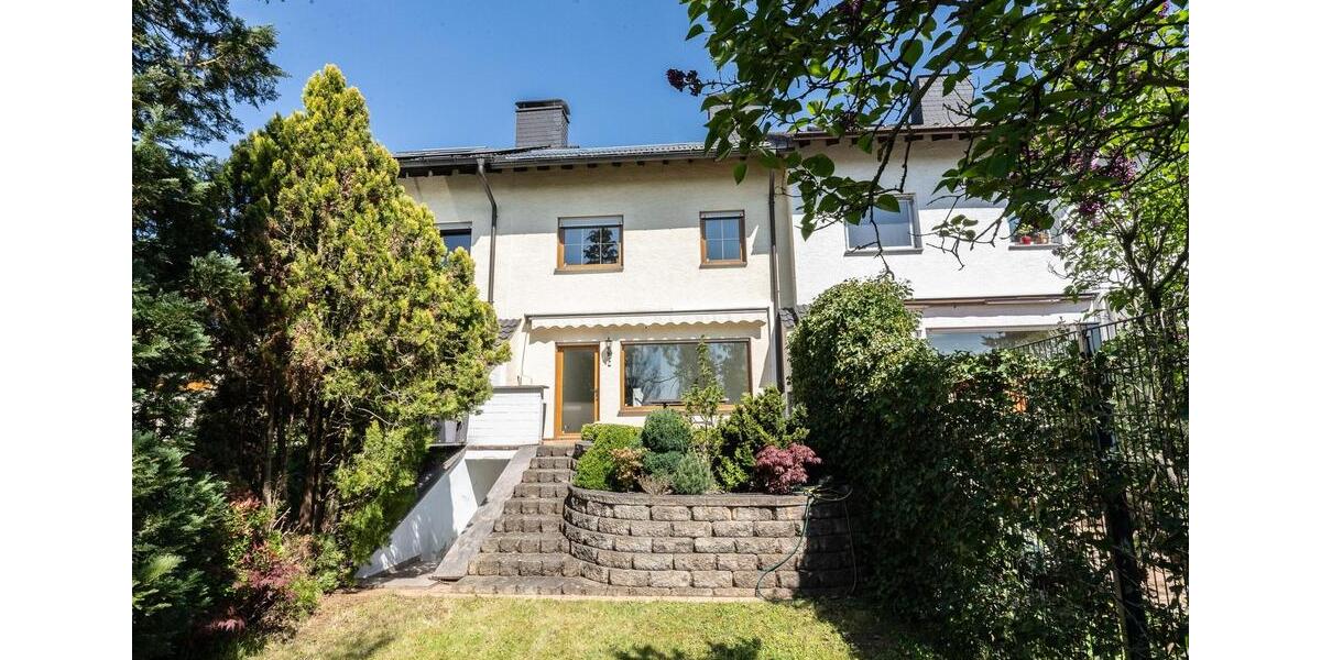 Geräumiges Reihenmittelhaus mit 2 Garagen, Stellplatz und Garten 6 zimmer