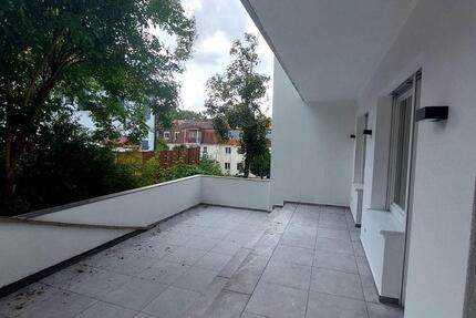 Helles Zimmer mit eigener Terrasse und großen Fenstern 3 zimmer