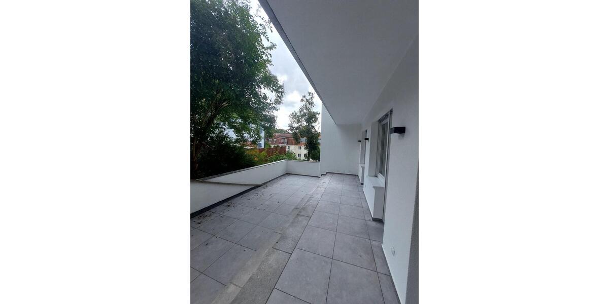 Helles Zimmer mit eigener Terrasse und großen Fenstern 3 zimmer