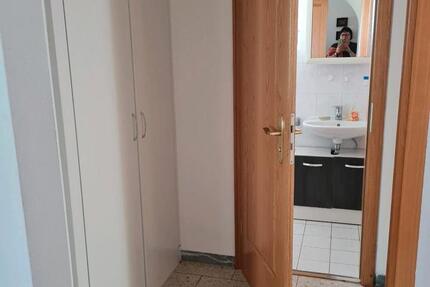 Möbliertes Zimmer mit Vorraum und eigenem WC