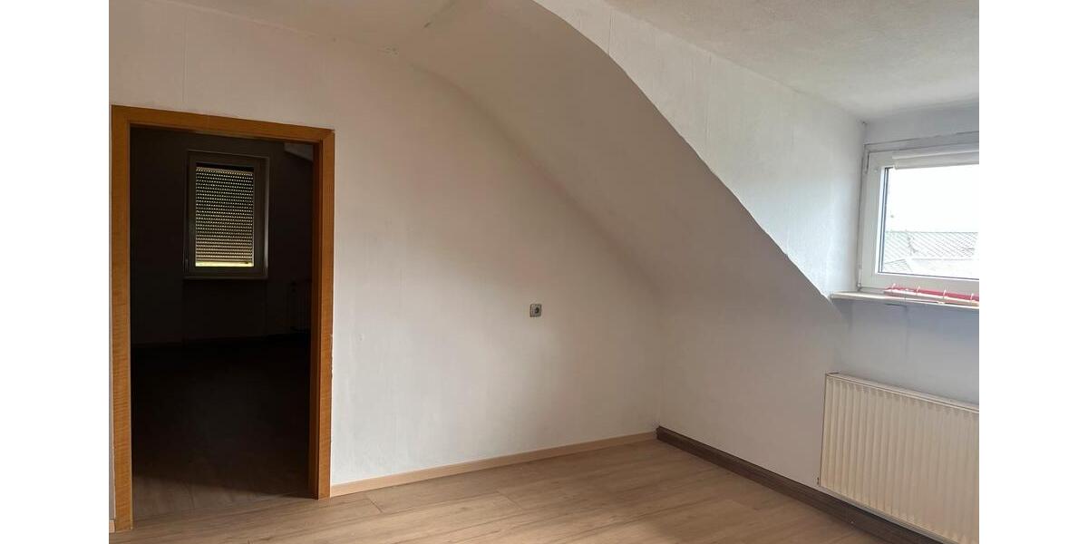 Dachgeschoßwohnung Sankt Ingbert - 3 Zimmer, 80 m&sup2;, 700&euro; | Angebot:26463375