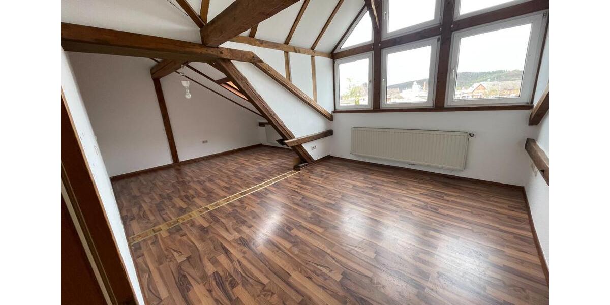 Großzügige 4 Zimmer DG-Wohnung mit EBK und Balkon 4 zimmer