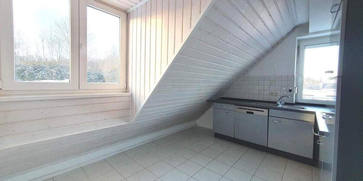 Dachgeschosswohnung mit zwei Balkonen in Stanberg zu vermieten. 3 zimmer