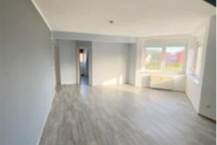 JÄMLITZ: Wird noch renoviert: Gemütliche 2-Zimmer-Dachwohnung im 1.OG mit Laminatboden und Dusche 2 zimmer