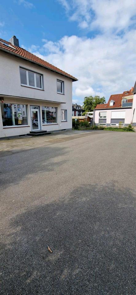 Geschäft, Büro, Praxis mit Parkplatz