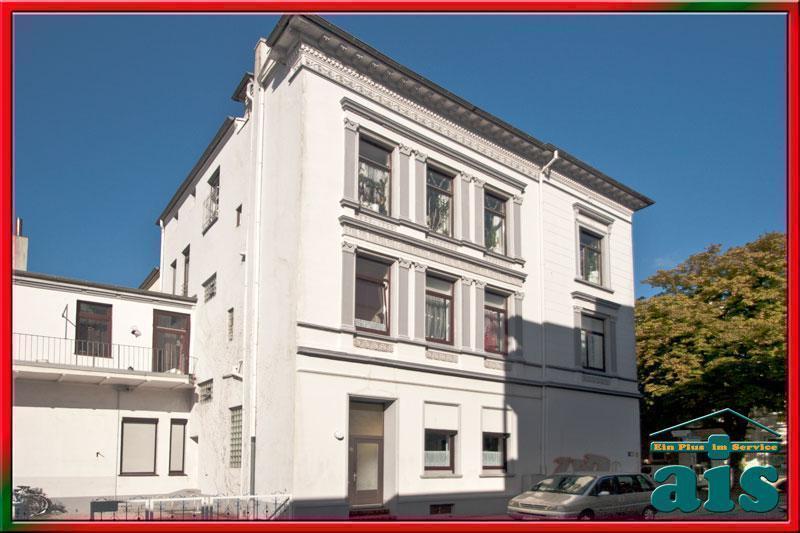 ais-GmbH bietet an: Renovierte 4 Zimmer Wohnung in der Südstadt.