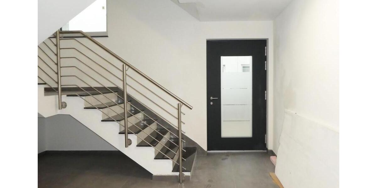 AUMÜLLER-Immobilien - Moderne energiesparsame 4-Zi-EG-Wohnung mit überdachtem Balkon und Carport 4 zimmer