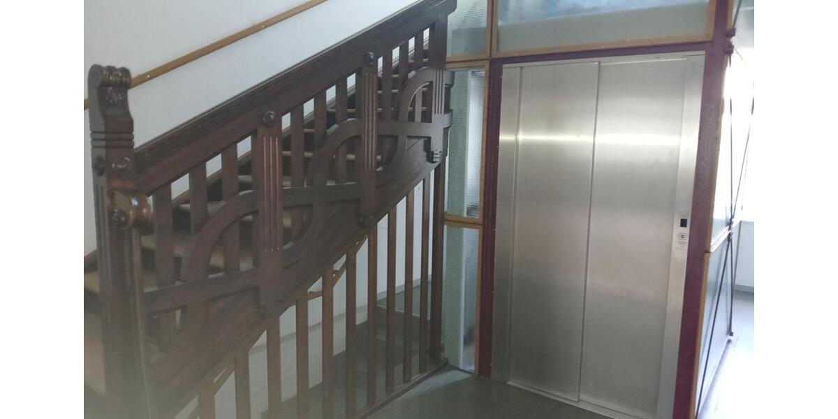 Großzügige Wohnung mit Aufzug und Charme 4 zimmer