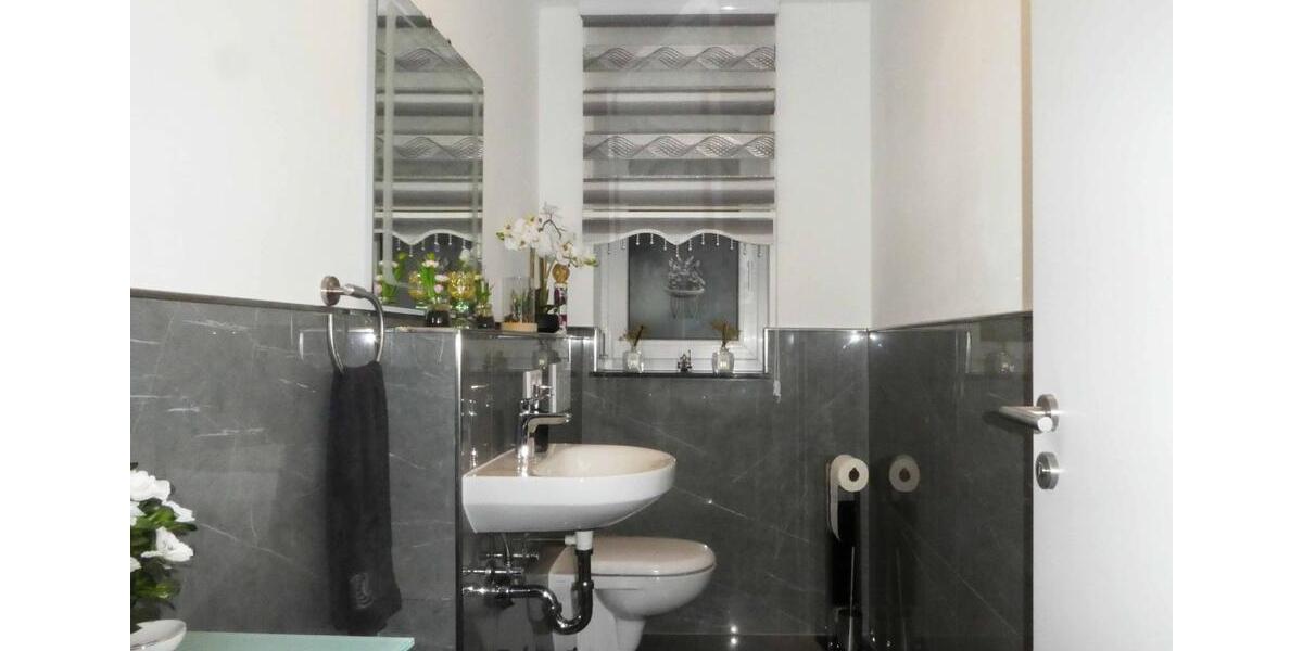 AUMÜLLER-Immobilien - Moderne energiesparsame 4-Zi-EG-Wohnung mit überdachtem Balkon und Carport 4 zimmer