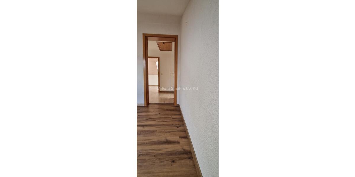 Dachgeschoßwohnung Schöllnach - 3 Zimmer, 70 m&sup2;, 590&euro; | Angebot:24863632