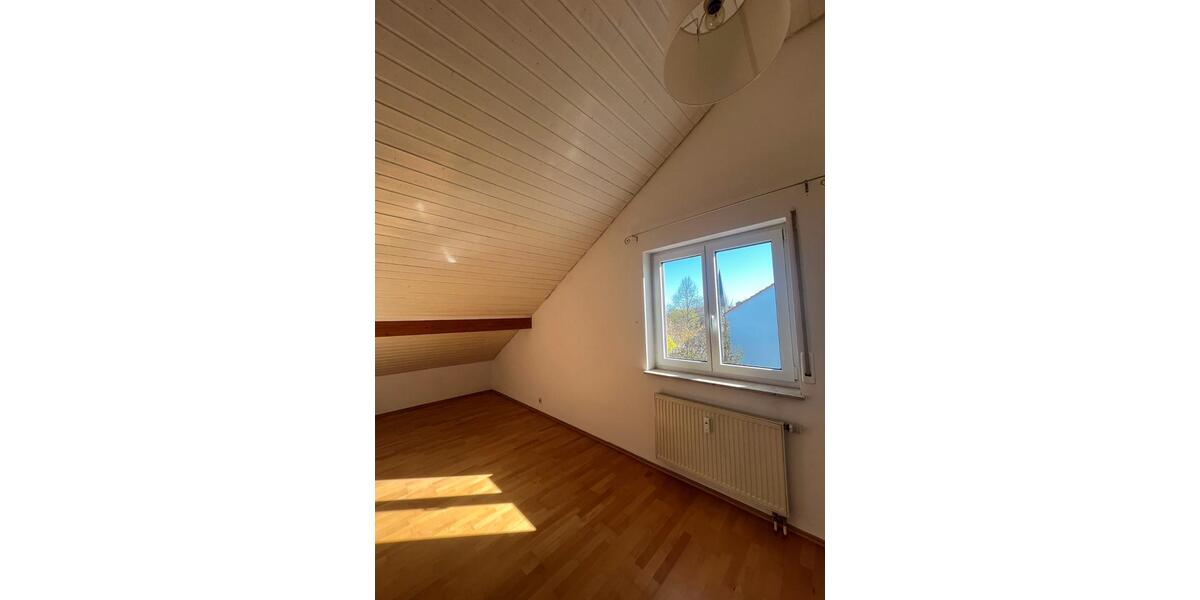 Dachgeschoßwohnung Fellbach Oeffingen - 4 Zimmer, 90 m&sup2;, 1.300&euro; | Angebot:26130840
