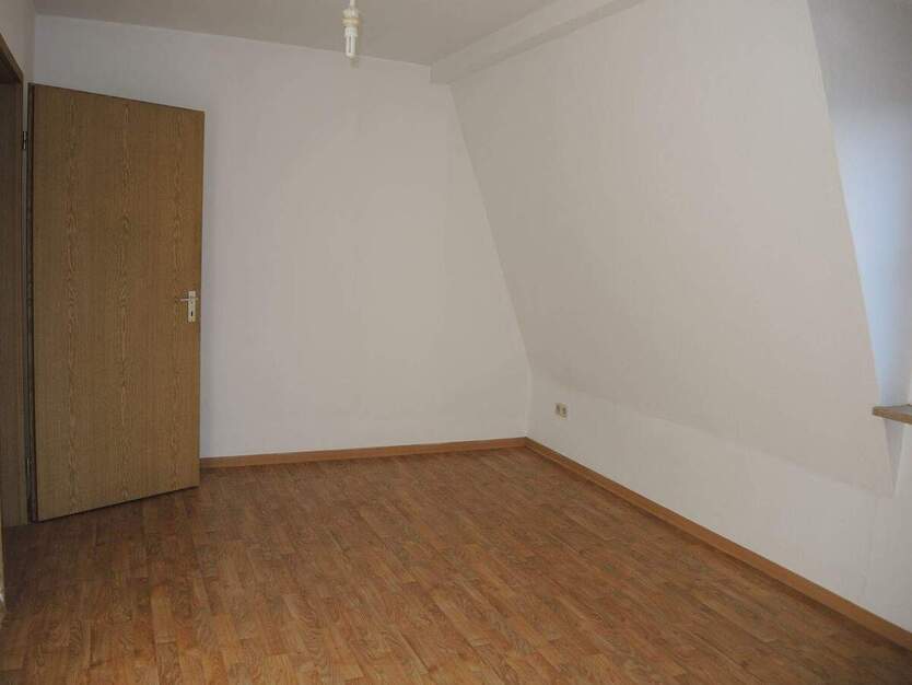 Helle 2-Zimmer-Dachgeschosswohnung mit Stadtblick, Balkon & Garage – 62 m² – bezugsfähig ab ca. 15.11.2025 2 zimmer