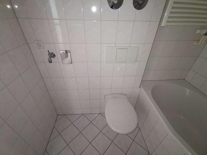 Gerade in Renovierung für Sie - Helle 4-Raum-Wohnung mit Balkon - Stellplatz möglich
