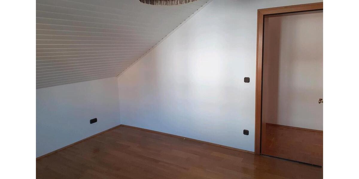 Helle 110 qm DG-Wohnung in 92660 Neustadt WN 4 zimmer