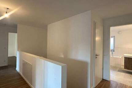 Den Traum der modernen Wohnung mit viel Platz und großem Garten zum neuen Jahr 6 zimmer