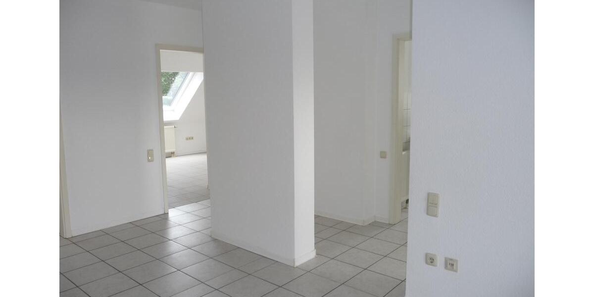 Gepflegte 3-Zimmer-DG-Wohnung, Tel.: 0171 8310089 3 zimmer