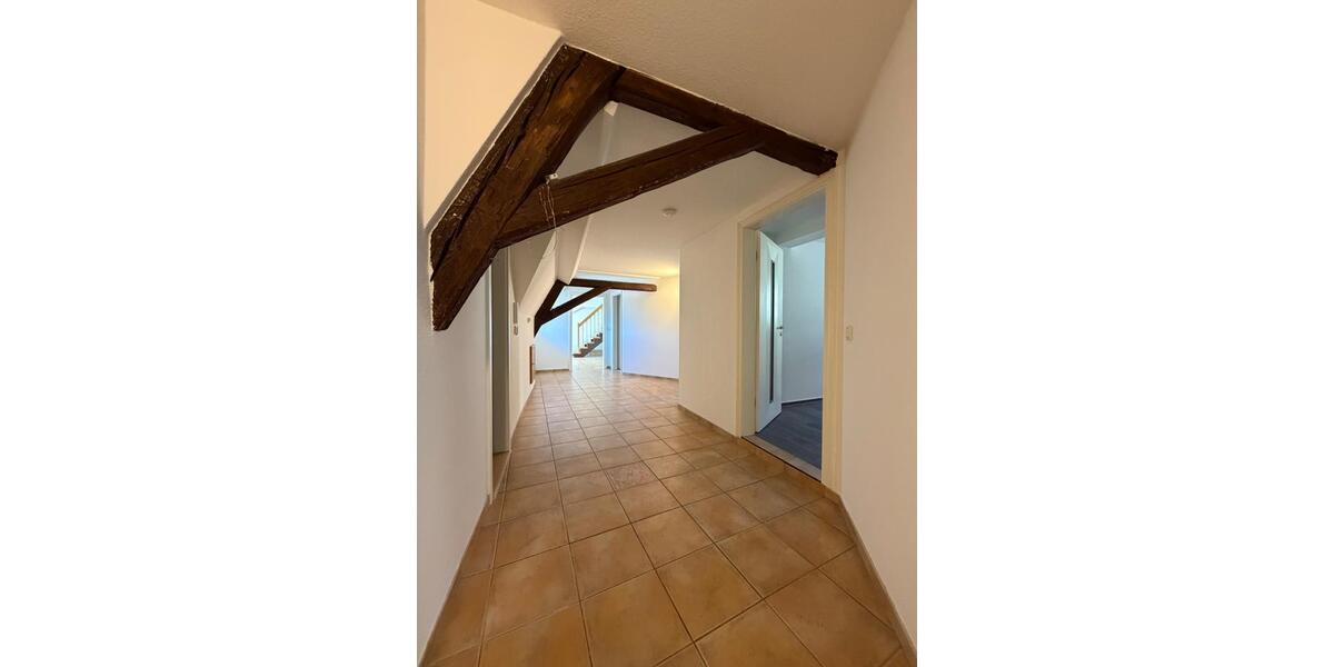 Dachgeschoßwohnung Querfurt - 5 Zimmer, 146 m&sup2;, 990&euro; | Angebot:25390515