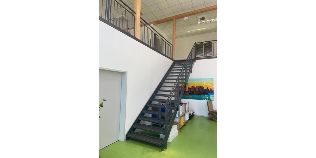 Industriehalle mit Büro, großer Freifläche, PV & Klima zimmer