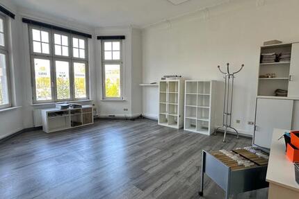 Willkommen am Julius-Mosen-Platz 4 – einer der gefragtesten Adressen in Oldenburg! Diese attraktive Bürofläche im Herzen der Innenstadt bietet Ihnen auf ca. 150 m² ein modernes und repräsentatives... zimmer