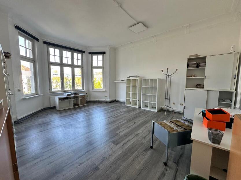 Willkommen am Julius-Mosen-Platz 4 – einer der gefragtesten Adressen in Oldenburg! Diese attraktive Bürofläche im Herzen der Innenstadt bietet Ihnen auf ca. 150 m² ein modernes und repräsentatives... zimmer