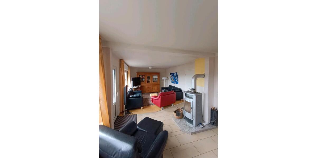 Einfamilienhaus Stadtoldendorf - 9 Zimmer, 130 m&sup2;, 1.050&euro; | Angebot:25843296