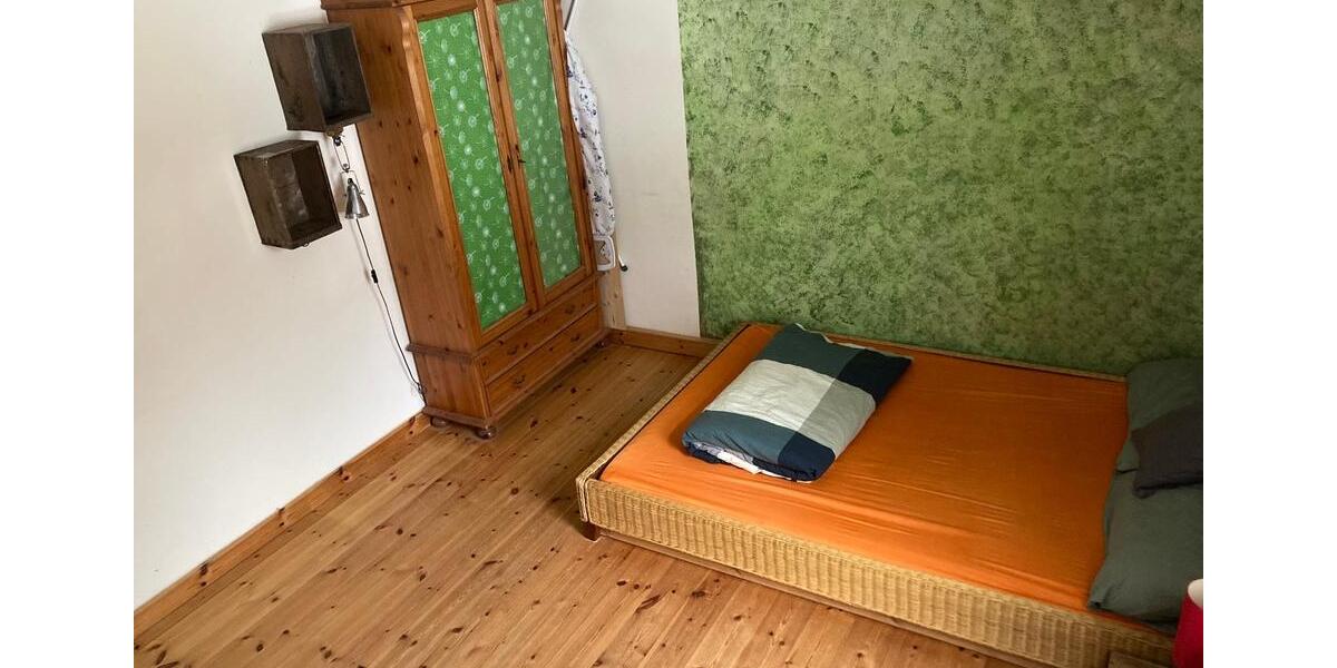 Schönes WG Zimmer in dynamischer 5er WG zimmer