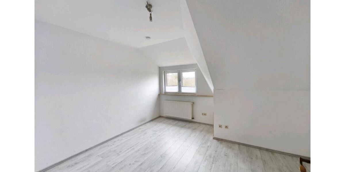 Dachgeschoßwohnung Bad Driburg - 4 Zimmer, 127 m&sup2;, 900&euro; | Angebot:25900234