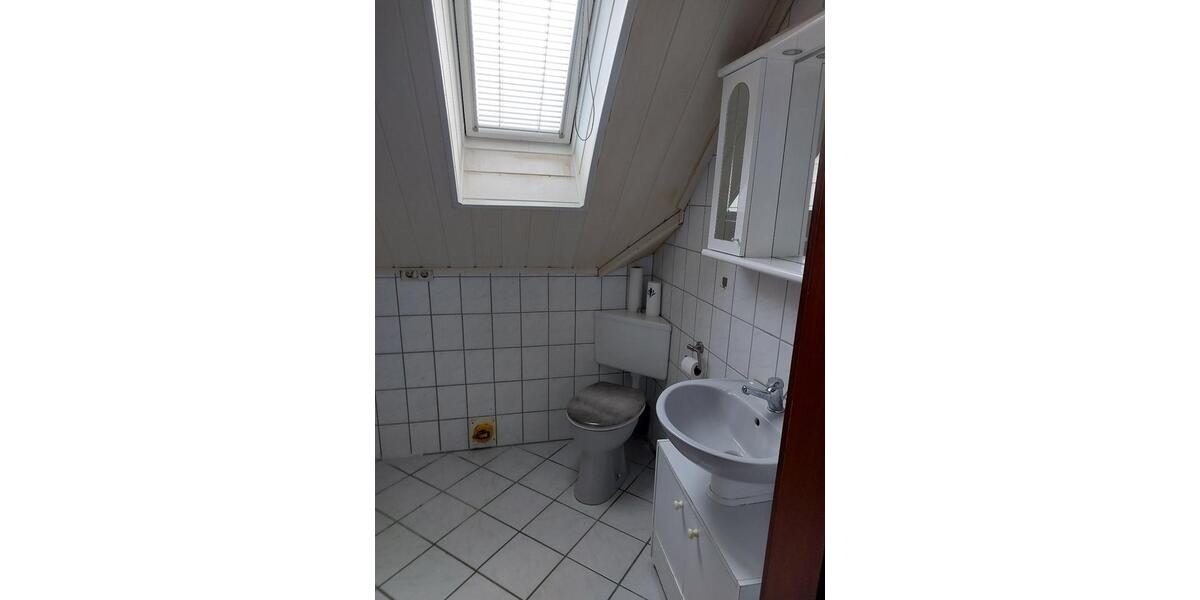 große 2-Zimmer-Dachgeschoßwohnung mit Balkon 1. Etage 2 zimmer