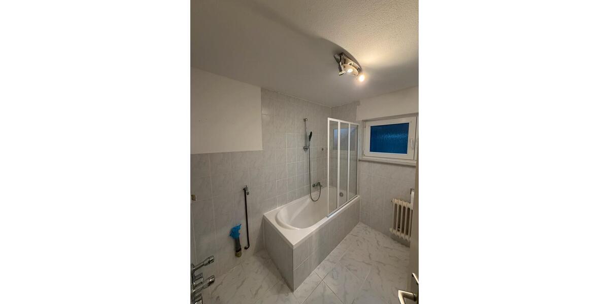 DACHGESCHOSS Wohnung m.Balkon, Keller, TopLage, GästeWC 3 zimmer