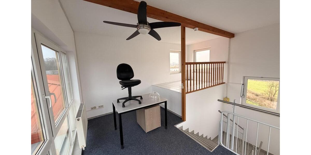 Frisch renovierte Bürofläche mit Balkon zimmer