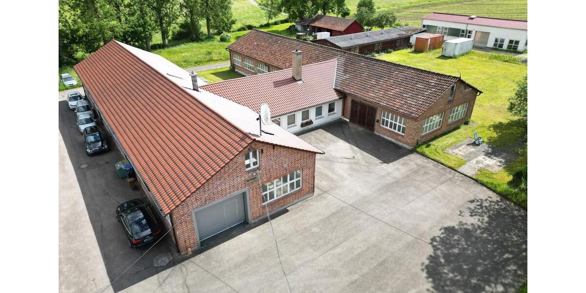 TOP-Gewerbehalle auf 752 m². Besonders hell. 3 Büros, Aufenthaltsraum, Toiletten. Stellplätze. zimmer