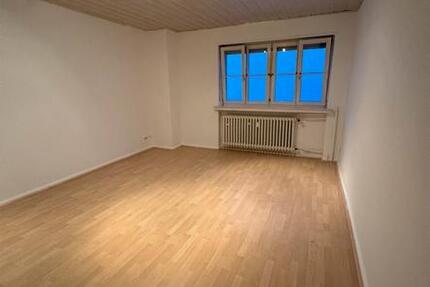1 helles Zimmer frei in 4er WG